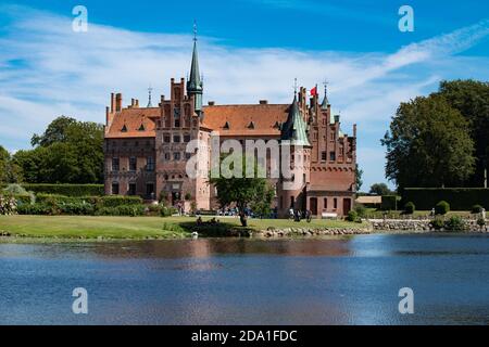 Egeskov Schloss Panorama, Dänemark, im sonnigen Sommer Stockfoto