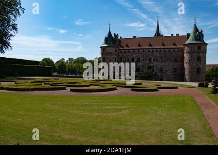 Egeskov Schloss Panorama, Dänemark, im sonnigen Sommer Stockfoto