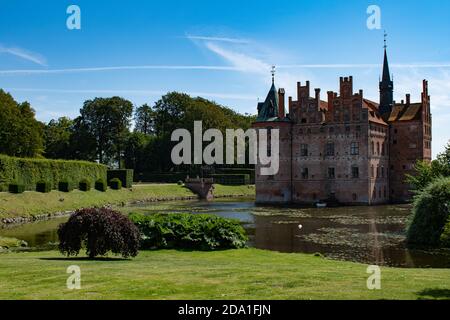 Egeskov Schloss Panorama, Dänemark, im sonnigen Sommer Stockfoto