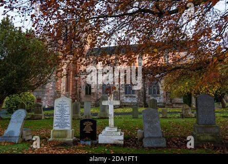 Gräber in St. Mary's Parish Church Friedhof in der Abenddämmerung, Haddington, East Lothian, Schottland, Großbritannien Stockfoto