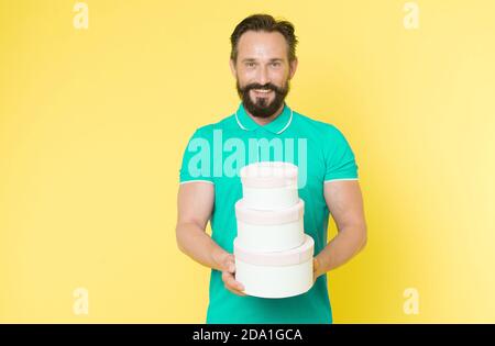 Gekauft haben, Geschenke für die ganze Familie. Geburtstag Geschenk Konzept. Lassen sie sich überraschen präsentiert im Voraus kaufen. Urlaub Feier. Mehr Bonus. Für den Urlaub vorbereitet. Man reife bärtige Kerl halten Haufen Geschenkboxen. Stockfoto