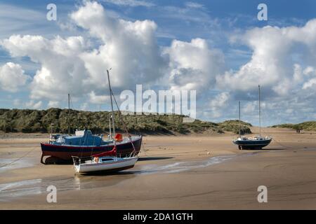 BARMOUTH, WALES - 1. oktober 2020: Drei Boote in der Mündung des Flusses Mawddach, Barmouth, Wales, Grafschaft Gwynedd an einem sonnigen Herbstnachmittag Stockfoto