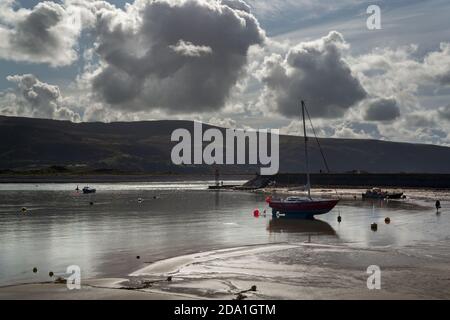 BARMOUTH, WALES - 1. oktober 2020: Boote in der Mündung des Flusses Mawddach, Barmouth, Wales, Grafschaft Gwynedd an einem sonnigen Herbstnachmittag Stockfoto