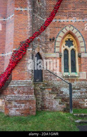 "Fall of Mohn for the Fallen"-Ausstellung von handgestrickten roten Mohn in der Lyndhurst Church während des Gedenksonntages im November 2020, Lyndhurst, Großbritannien Stockfoto