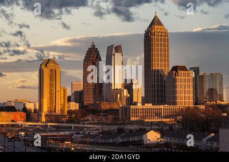 Atlanta Georgia Skyline mit bewölktem Sonnenuntergang Himmel. Stockfoto