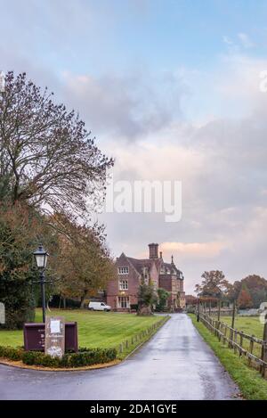 Straße, die zu Burley Manor führt während eines Herbstabends, Burley Manor ist ein 4-Sterne-Hotel und Restaurant in New Forest, Hampshire, England, Großbritannien Stockfoto