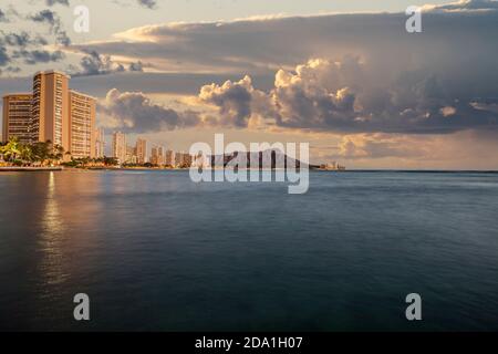 Diamond Head und Waikiki Bay in Honolulu Hawaii mit Sonnenuntergang Himmel. Stockfoto