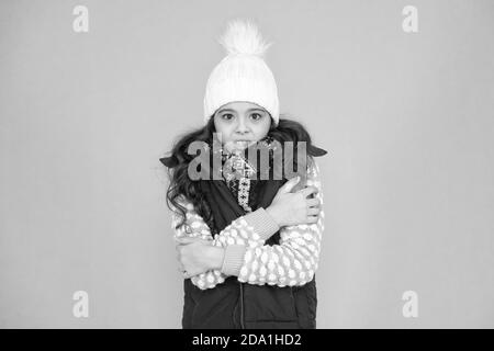 Jugend Straße Mode. In dieser Saison kalt fühlen. Kleiden Sie sich in Schichten und tragen Sie einen Hut. Bleiben Sie aktiv. Draußen ist es kalt. Warme Strickmode für Kinder. Wintervibes. Porträt des gefrorenen Mädchen-Hüpfers. Stockfoto