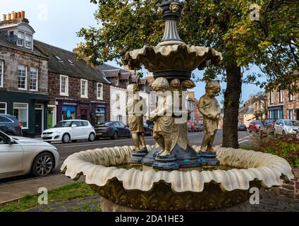 Viktorianischer Trinkbrunnen aus Gusseisen im Dorfzentrum mit Kinderfiguren, East Linton, East Lothian, Schottland, Großbritannien Stockfoto