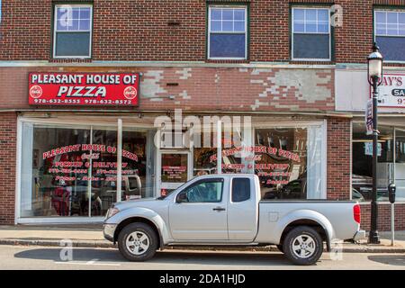 LKW vor dem Pleasant House of Pizza geparkt Stockfoto