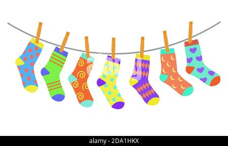 Set von bunten hellen Kindersocken trocknen auf der Wäscheleine. Vektorgrafik im flachen Stil. Stock Vektor