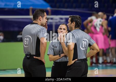 Madrid, Spanien. November 2020. Schiedsrichter beim FC Barcelona Sieg über Movistar Estudiantes (78 - 92) in Liga Endesa regulären Saison Spiel (Tag 10) gefeiert in Madrid (Spanien) im Wizink Center. November 2020. (Foto von Juan Carlos García Mate/Pacific Press) Quelle: Pacific Press Media Production Corp./Alamy Live News Stockfoto