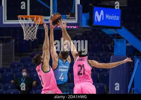 Madrid, Spanien. November 2020. Aleksa Avramovic beim FC Barcelona-Sieg über Movistar Estudiantes (78 - 92) im regulären Saisonspiel der Liga Endesa (Tag 10), das in Madrid (Spanien) im Wizink Center gefeiert wurde. November 2020. (Foto von Juan Carlos García Mate/Pacific Press) Quelle: Pacific Press Media Production Corp./Alamy Live News Stockfoto