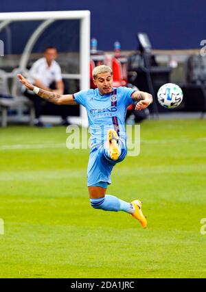 Chicago, USA, 08. November 2020. Major League Soccer (MLS) der New York City FC Verteidiger Ronald Matarrita spielt den Ball gegen den Chicago Fire FC im Soldier Field in Chicago, IL, USA. New York gewann 4:3. Kredit: Tony Gadomski / Alle Sport Imaging / Alamy Live Nachrichten Stockfoto