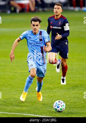 Chicago, USA, 08. November 2020. Major League Soccer (MLS) New York City FC Mittelfeldspieler Jesús Medina (19) spielt den Ball gegen den Chicago Fire FC im Soldier Field in Chicago, IL, USA. New York gewann 4:3. Kredit: Tony Gadomski / Alle Sport Imaging / Alamy Live Nachrichten Stockfoto