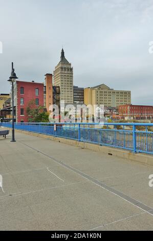 ROCHESTER, NY –17 Okt 2020- Blick auf die berühmte Pont de Rennes Brücke über den Genesee Fluss im historischen Brown's Race Viertel in der Innenstadt von Roches Stockfoto