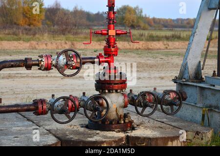 Industrierohre mit Stahlflanschen und Schrauben auf Ölfeld. Kraftstoffleitungen Ventile und Rohleitungen. Gasbohrungen entgleisen am Wüstenölfeld für fossi Stockfoto
