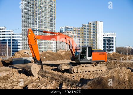 Bagger während der Erdbewegung auf der Baustelle. Bagger digg Boden auf der Baustelle für den Bau der Straße und Verlegung Kanalrohre di Stockfoto