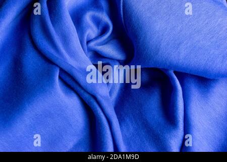 Lila Seide Hintergrund, Satinstoff, violette Textil, Flatlay einer blauen Kleidung Textil, Nähen und Mode-Design Stockfoto