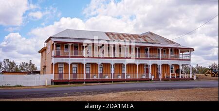 Warra, Queensland, Australien - Oktober 2019: Das interessante alte historische Warra Hotel Stockfoto