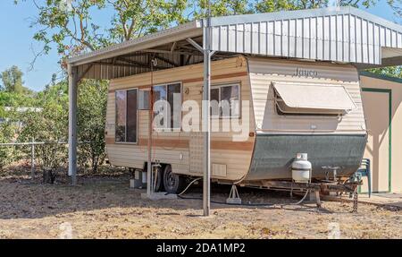 Capella, Queensland, Australien - Oktober 2019: Ein sehr großer Wohnwagen, der für die Unterbringung in einem Kleinbus-Park genutzt wird Stockfoto