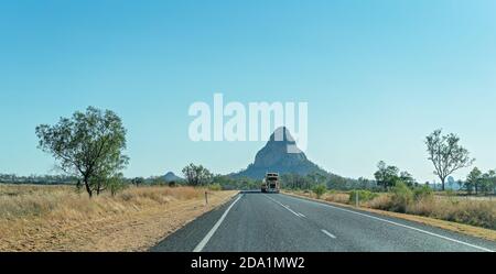 Clermont, Queensland, Australien - Oktober 2019: Ein Tanker fährt auf der Autobahn vor einem Berggipfel Stockfoto