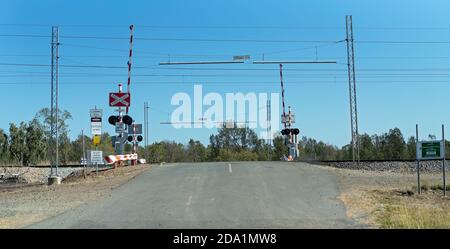 Nebo, Queensland, Australien - Oktober 2019: Bahnübergang mit Hochspannungsleitungen Warnung Stockfoto