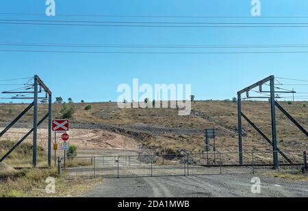 Nebo, Queensland, Australien - Oktober 2019: Bahnübergang mit Hochspannungsleitungen Warnung Stockfoto