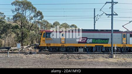 Nebo, Queensland, Australien - Oktober 2019: Ein Zug, der Kohle von einer Tagebaumine im Inland zum Exportterminal an der Küste transportiert Stockfoto