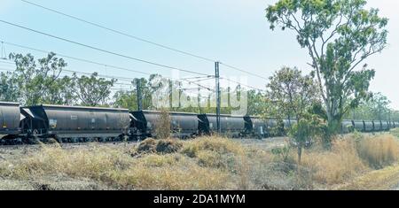 Nebo, Queensland, Australien - Oktober 2019: Ein Zug, der Kohle von einer Tagebaumine im Inland zum Exportterminal an der Küste transportiert Stockfoto