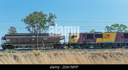 Nebo, Queensland, Australien - Oktober 2019: Ein Zug, der Kohle von einer Tagebaumine im Inland zum Exportterminal an der Küste transportiert Stockfoto