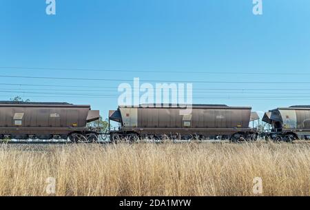 Nebo, Queensland, Australien - Oktober 2019: Ein Zug, der Kohle von einer Tagebaumine im Inland zum Exportterminal an der Küste transportiert Stockfoto