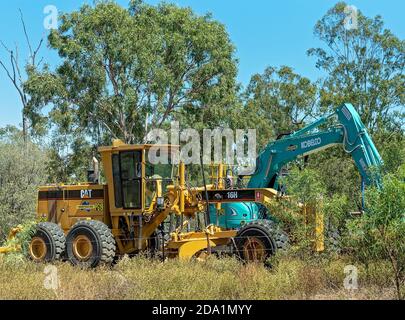 Nebo, Queensland, Australien - Oktober 2019: Schwere Erdbewegungsmaschinen für Grader und Bagger, die im Buschland geparkt sind Stockfoto