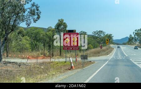 Sarina, Queensland, Australien - Oktober 2019: Warnschild für steile, kurvenreiche Abfahrt auf einem Berggipfel Stockfoto