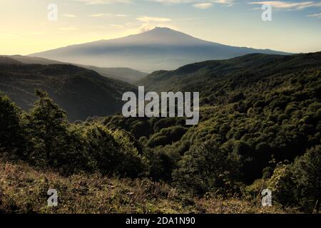 Ätna Berg aus Wald in einem Tal von Nebrodi Park am Morgen, Sizilien Stockfoto