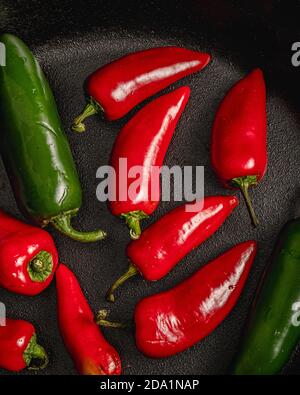 Paprika auf einem Eisen Pfanne Pfanne Stockfoto