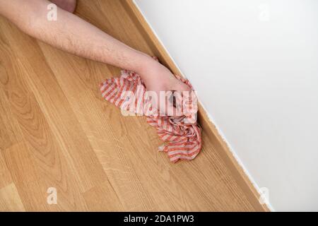 Bauarbeiter Verwenden Sie Finger Anwendung Silikon für die Reparatur und Installation Parkett im Haus Stockfoto