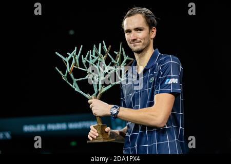 Paris, Frankreich. November 2020. Daniil Medvedev aus Russland posiert mit der Trophäe nach dem Männer-Einzel-Finale der ATP World Tour Paris Masters gegen Alexander Zverev aus Deutschland in Paris, Frankreich, 8. November 2020. Quelle: Aurelien Morissard/Xinhua/Alamy Live News Stockfoto