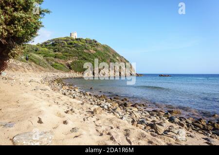 Turm von Sa Colonia Strand, Chia Resort, Insel Südsardinien, Italien Stockfoto