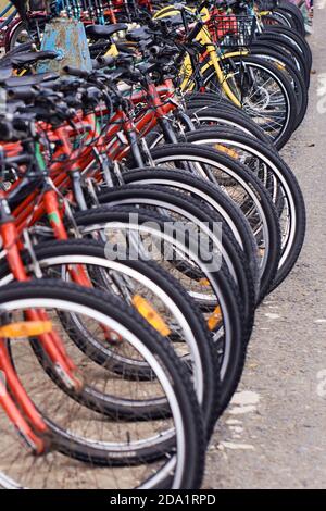 Geparkte Fahrräder auf der Straße der Stadt in Jambi - Verwaltungs-, Wirtschafts-und Kulturzentrum der Provinz Jambi. JAMBI, INDONESIEN - 07. NOVEMBER 2020 Stockfoto