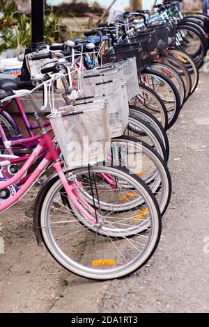 Geparkte Fahrräder auf der Straße der Stadt in Jambi - Verwaltungs-, Wirtschafts-und Kulturzentrum der Provinz Jambi. JAMBI, INDONESIEN - 07. NOVEMBER 2020 Stockfoto