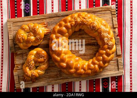 Osteuropäische Art geflochtenes hausgemachtes Weißbrot isoliert auf einem Holztisch. Stockfoto