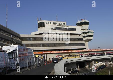 Berlin, Deutschland. November 2020. Tegel: Pilot Christopher Ruch fliegt das letzte Flugzeug ab Tegel. Mit dem Air France Flug AF1235 startet der Pilot um 15.00 Uhr von Tegel nach Paris Charles de Gaulle (Foto: Simone Kuhlmey/Pacific Press) Quelle: Pacific Press Media Production Corp./Alamy Live News Stockfoto