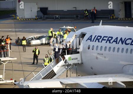 Berlin, Deutschland. November 2020. Tegel: Pilot Christopher Ruch fliegt das letzte Flugzeug ab Tegel. Mit dem Air France Flug AF1235 startet der Pilot um 15.00 Uhr von Tegel nach Paris Charles de Gaulle (Foto: Simone Kuhlmey/Pacific Press) Quelle: Pacific Press Media Production Corp./Alamy Live News Stockfoto