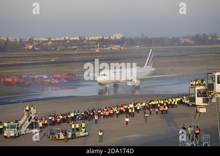 Berlin, Deutschland. November 2020. Tegel: Pilot Christopher Ruch fliegt das letzte Flugzeug ab Tegel. Mit dem Air France Flug AF1235 startet der Pilot um 15.00 Uhr von Tegel nach Paris Charles de Gaulle (Foto: Simone Kuhlmey/Pacific Press) Quelle: Pacific Press Media Production Corp./Alamy Live News Stockfoto