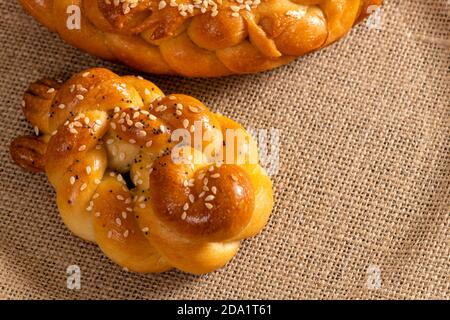 Osteuropäische Art geflochtenes hausgemachtes Weißbrot isoliert auf einem Leinentischplatte. Stockfoto