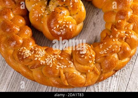 Osteuropäische Art geflochtenes hausgemachtes Weißbrot isoliert auf einem Holztisch. Stockfoto