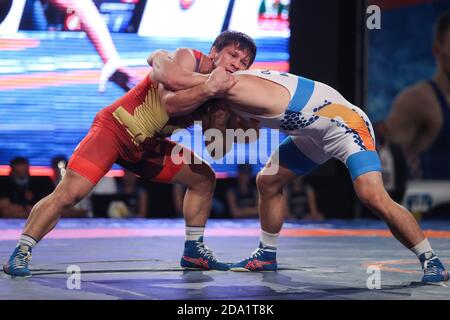 (201109) -- ZAGREB, 9. Nov. 2020 (Xinhua) -- Daniel Cataraga (L) aus Moldawien siebt mit Alexandrin Gutu aus Moldawien während der 77 kg-Kategorie der Männer des Internationalen Greco-Roman Wrestling Tournament UWW Grand Prix Zagreb Open 2020 in Zagreb, Kroatien, 8. Nov. 2020. (Luka Stanzl/Pixsell über Xinhua) Stockfoto