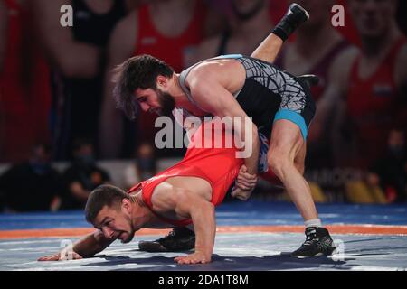 (201109) -- ZAGREB, 9. Nov. 2020 (Xinhua) -- Sebastian Kolompar (unten) aus Serbien siebt mit Serif Kilic aus der Türkei während der 55 kg-Kategorie der Männer des Internationalen Greco-Roman Wrestling Tournament UWW Grand Prix Zagreb Open 2020 in Zagreb, Kroatien, 8. Nov. 2020. (Luka Stanzl/Pixsell über Xinhua) Stockfoto