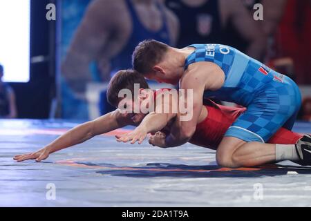 (201109) -- ZAGREB, 9. Nov. 2020 (Xinhua) -- Dominik Etlinger (TOP) aus Kroatien siebt mit Valentin Petic aus Moldawien während der 72 kg-Kategorie der Männer beim Internationalen Greco-Roman Wrestling Turnier UWW Grand Prix Zagreb Open 2020 in Zagreb, Kroatien, 8. Nov. 2020. (Luka Stanzl/Pixsell über Xinhua) Stockfoto